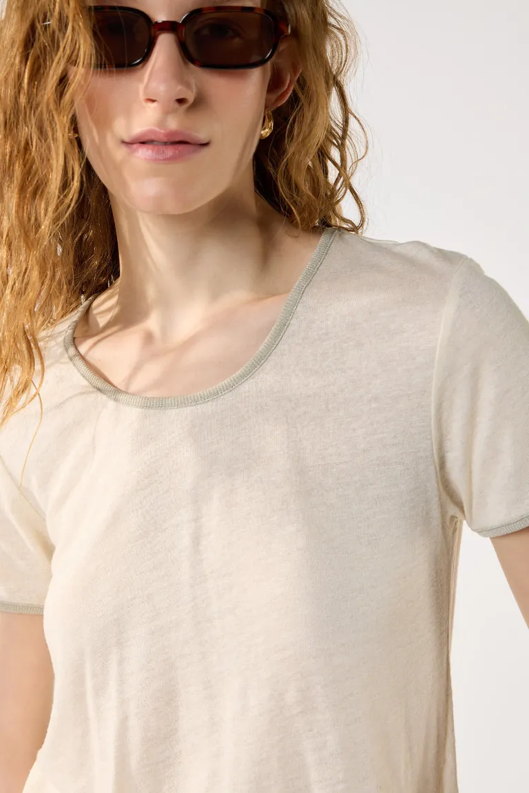 Remera de lino y viscosa con detalles en lurex, cuello redondo y terminación suave de Cuesta Blanca en Remeras para argentina