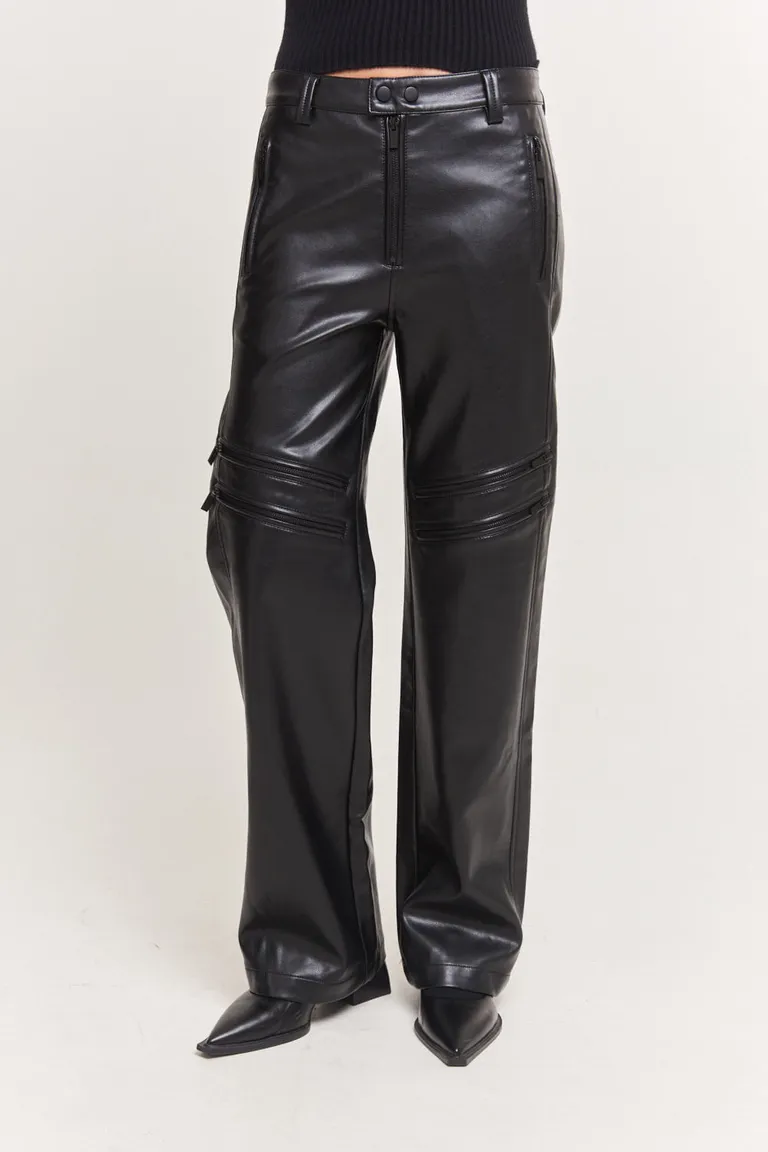 Pantalón de efecto piel negro con detalles metálicos y recorte lateral de 47 Street en Pantalones para argentina