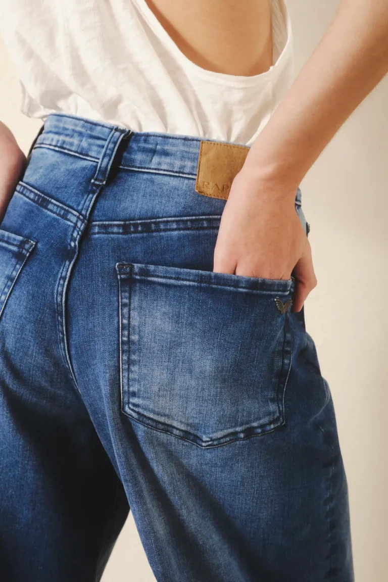 Pantalones de tiro alto y pierna palazzo en denim azul con caída fluida y ajuste perfecto de Rapsodia en Pantalones para argentina