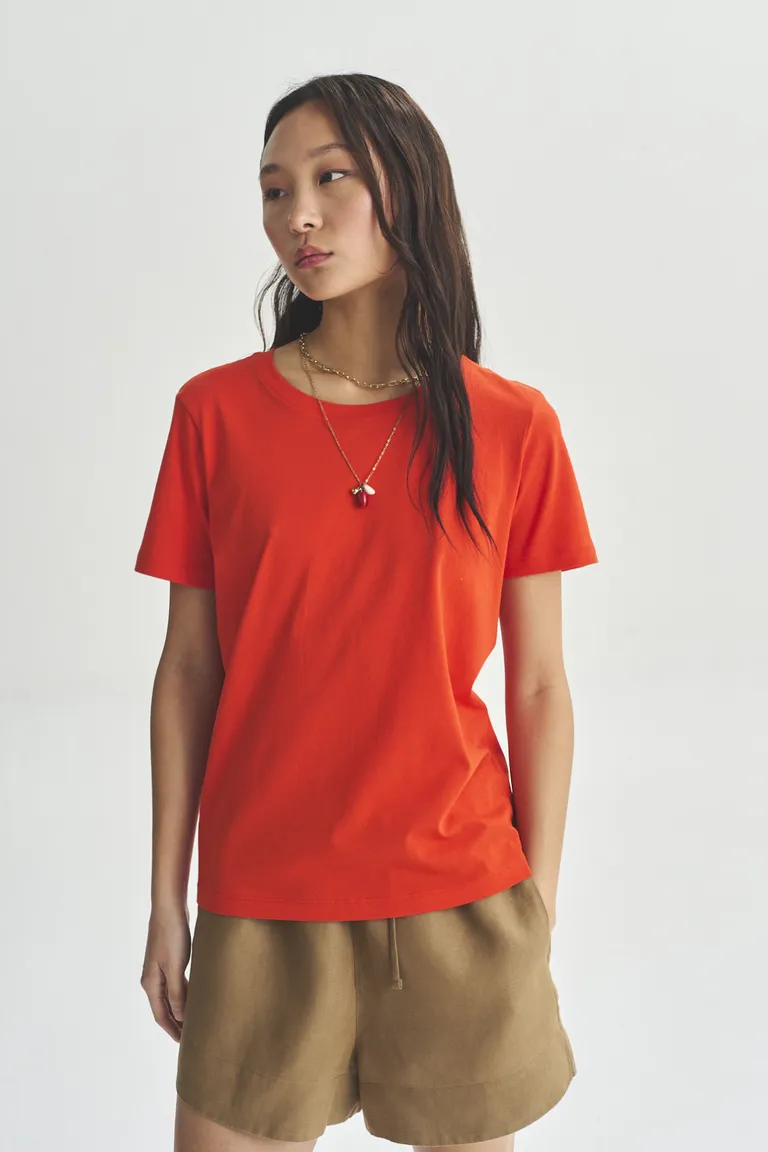 Remera de mujer de color rojo de manga corta y corte recto para un look casual y versátil de Akiabara en Remeras para argentina