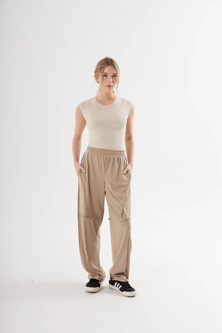 Pantalón amplio de cintura ancha con diseño elegante y versátil de Belle en Pantalones para argentina