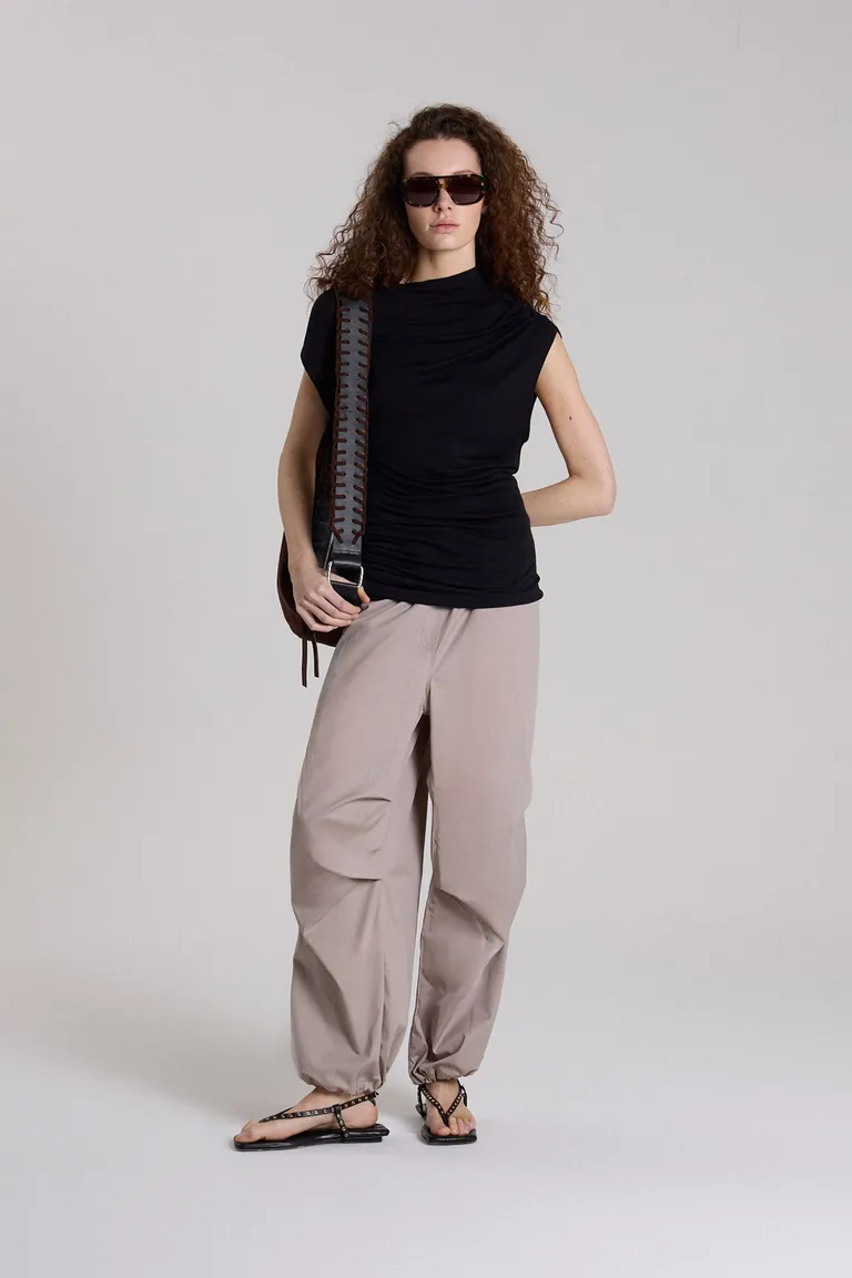 Top de jersey negro con cuello alto y detalles fruncidos para un estilo elegante y versátil de Maria Cher en Tops para argentina