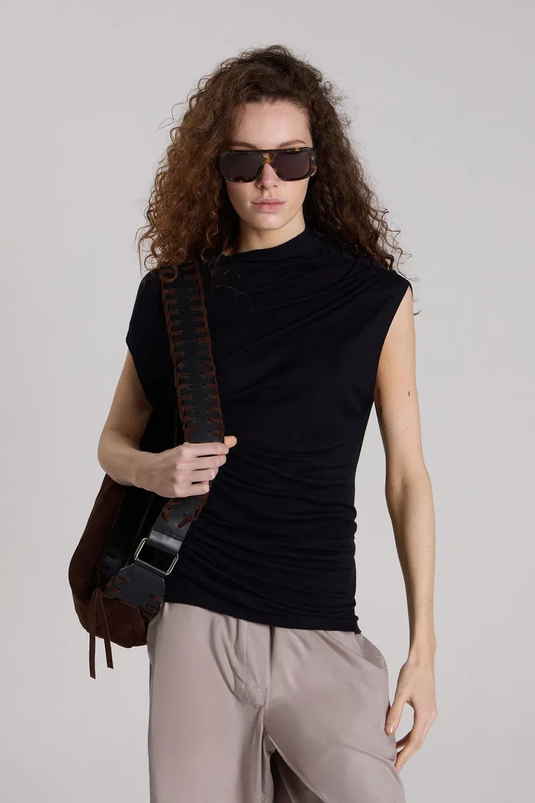 Top de jersey negro con cuello alto y detalles fruncidos para un estilo elegante y versátil de Maria Cher en Tops para argentina
