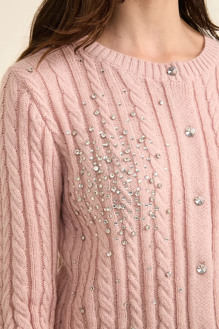 Cardigan tejido con trenzas, cuello redondo, manga larga y detalles de strass aplicados de Cuesta Blanca en Buzos y Sweaters para argentina