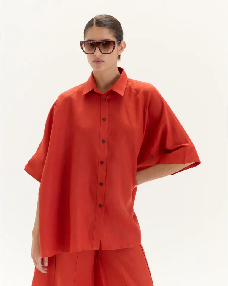 Camisa oversize de diseño clásico y corte holgado para un estilo casual y elegante de Blue Sheep en Camisas para argentina