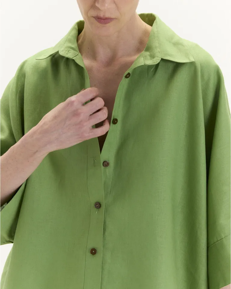 Camisa oversize de diseño clásico y corte holgado para un estilo casual y elegante de Blue Sheep en Camisas para argentina