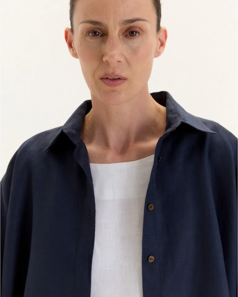 Camisa oversize de diseño clásico y corte holgado para un estilo casual y elegante de Blue Sheep en Camisas para argentina