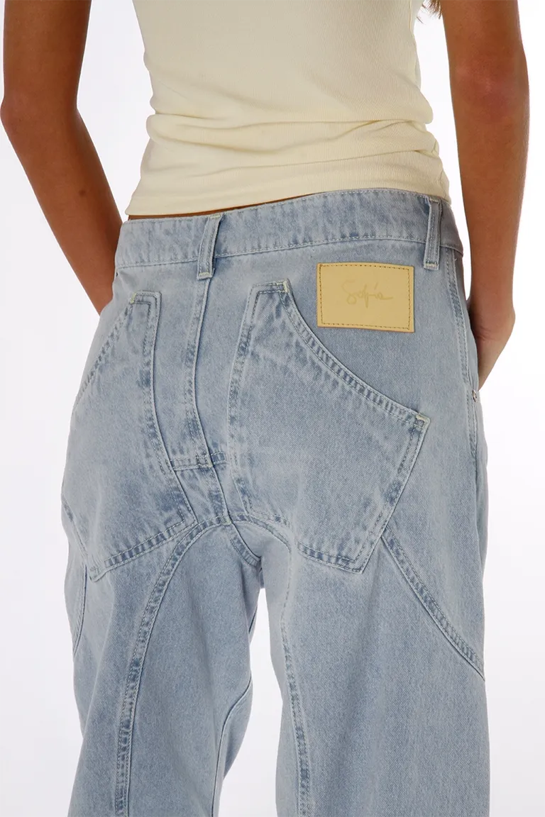 Pantalón de denim celeste con recortes curvos y costuras jeaneras de Sofia Sarkany en Pantalones para argentina