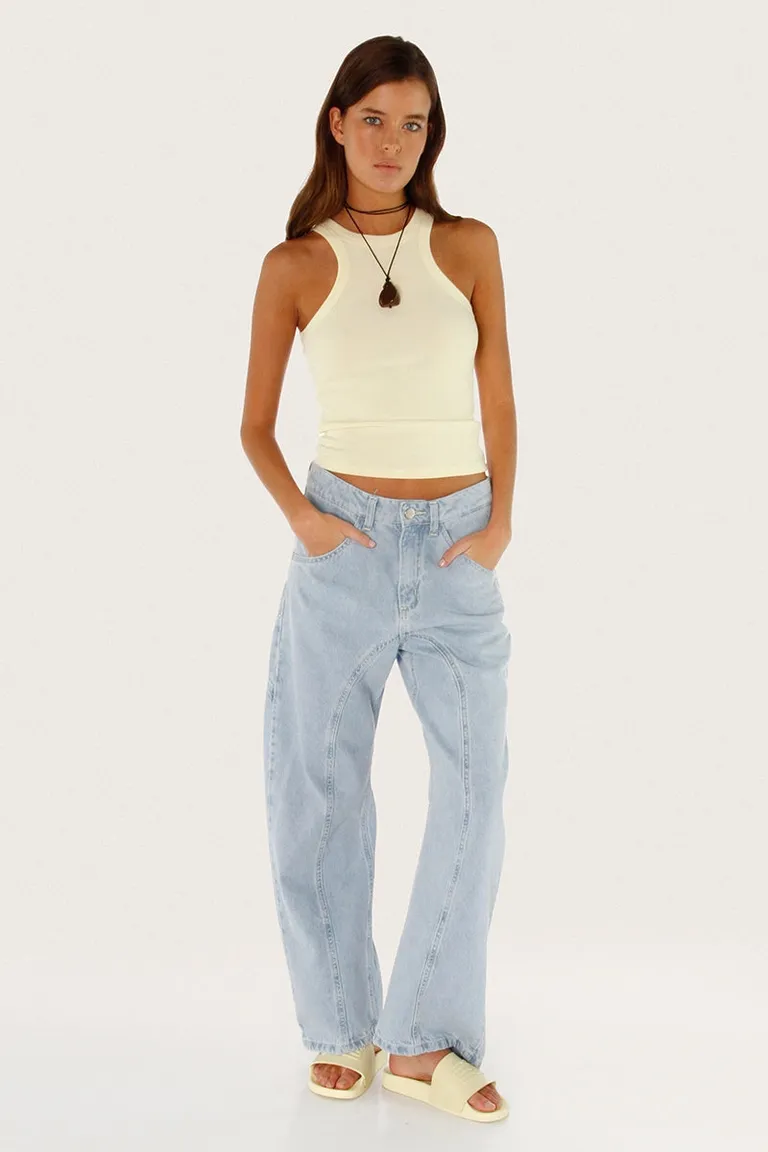 Pantalón de denim celeste con recortes curvos y costuras jeaneras de Sofia Sarkany en Pantalones para argentina