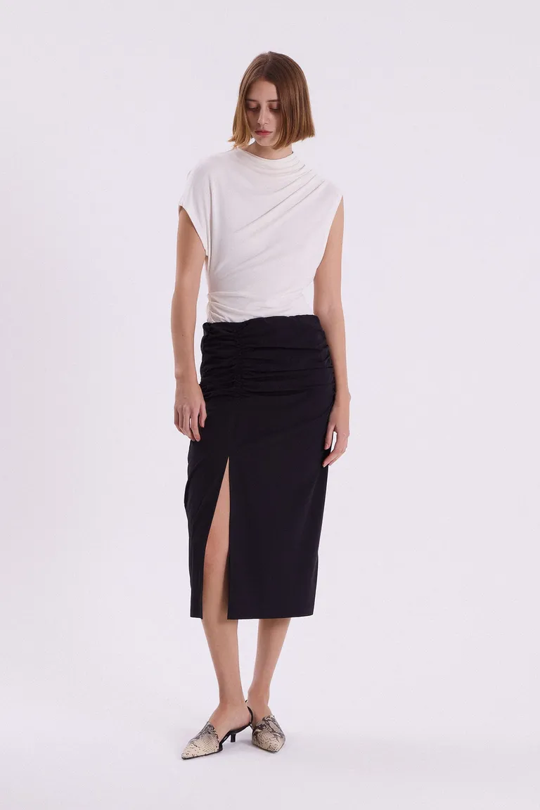 Falda larga de satén con diseño de recorte y frunces en el frente de Maria Cher en Faldas para argentina