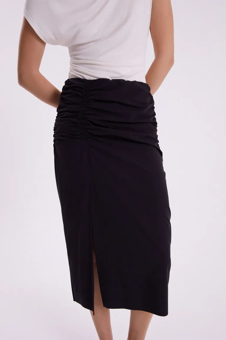 Falda larga de satén con diseño de recorte y frunces en el frente de Maria Cher en Faldas para argentina