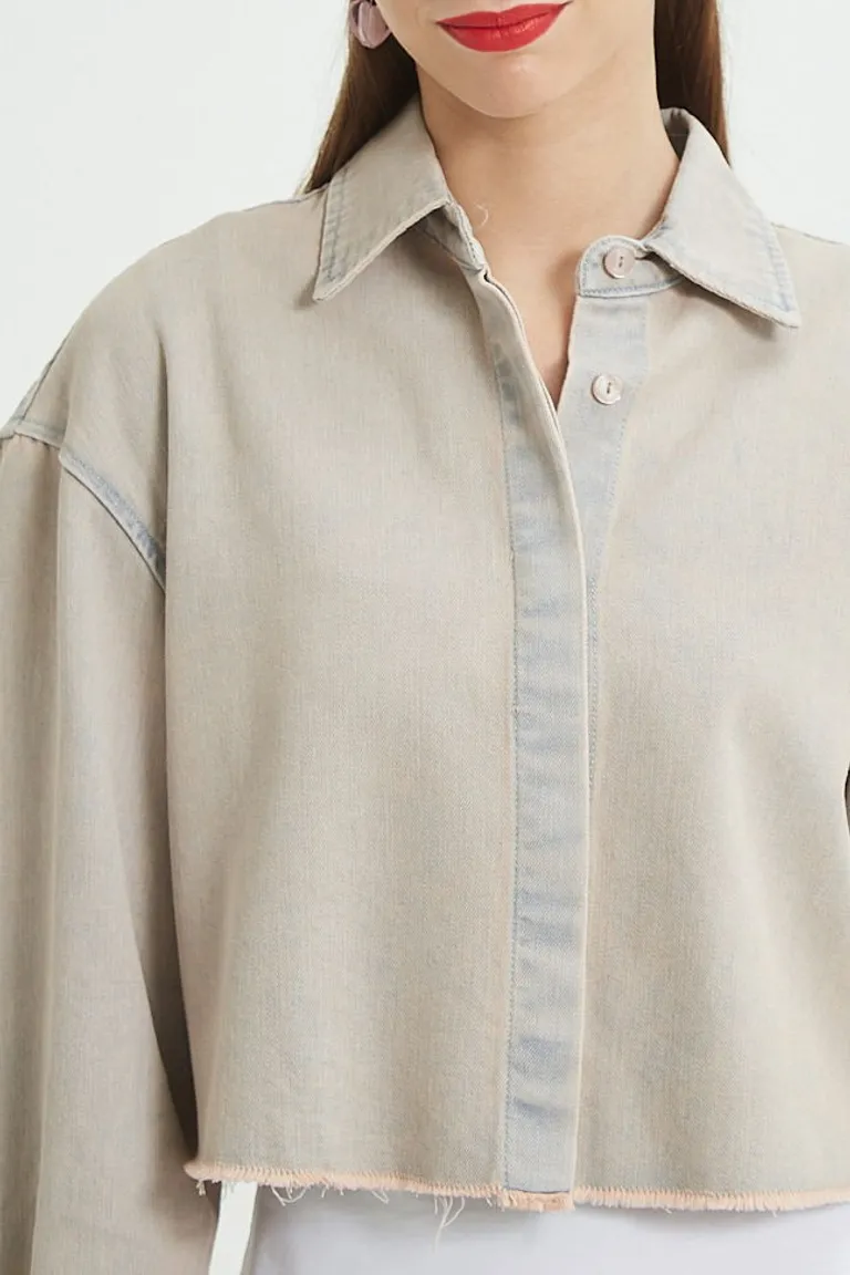 Camisa de corte cropped con ruedo desflecado y frente de botonadura oculta de Las Pepas en Camisas para argentina