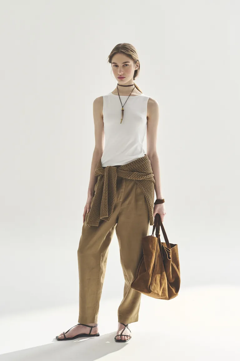 Pantalón recto marrón de corte elegante y diseño moderno de Akiabara en Pantalones para argentina