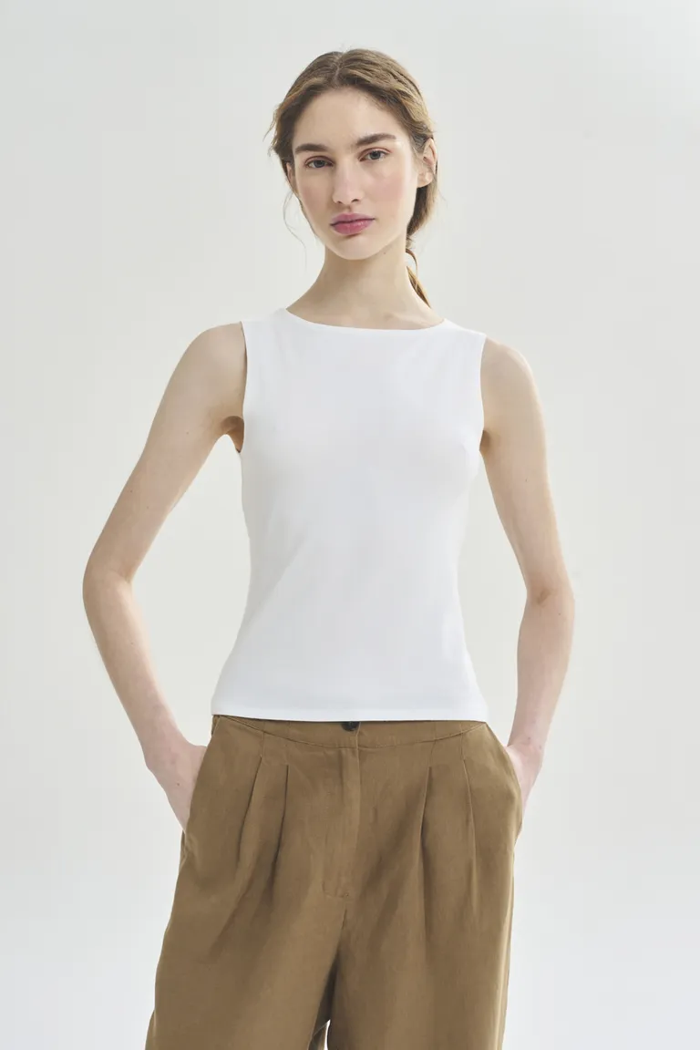 Pantalón recto marrón de corte elegante y diseño moderno de Akiabara en Pantalones para argentina