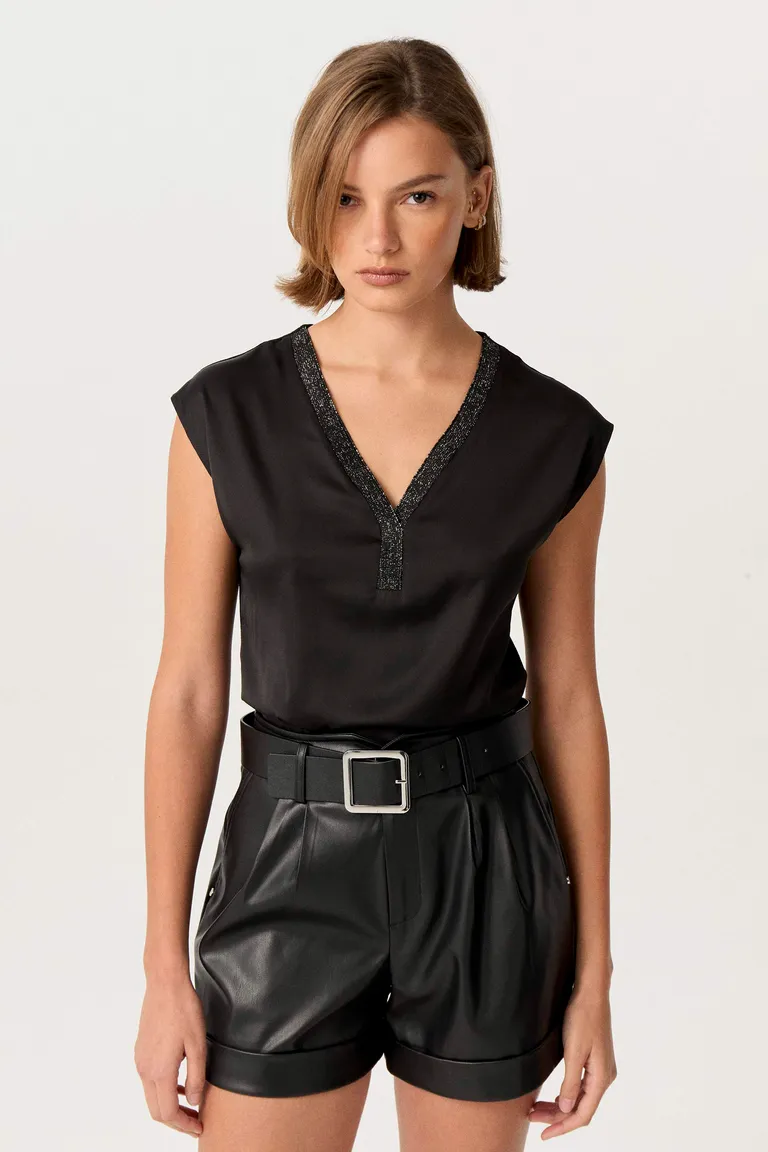 Remera de viscosa elastizada con escote en V y cuello combinado de Markova en Remeras para argentina