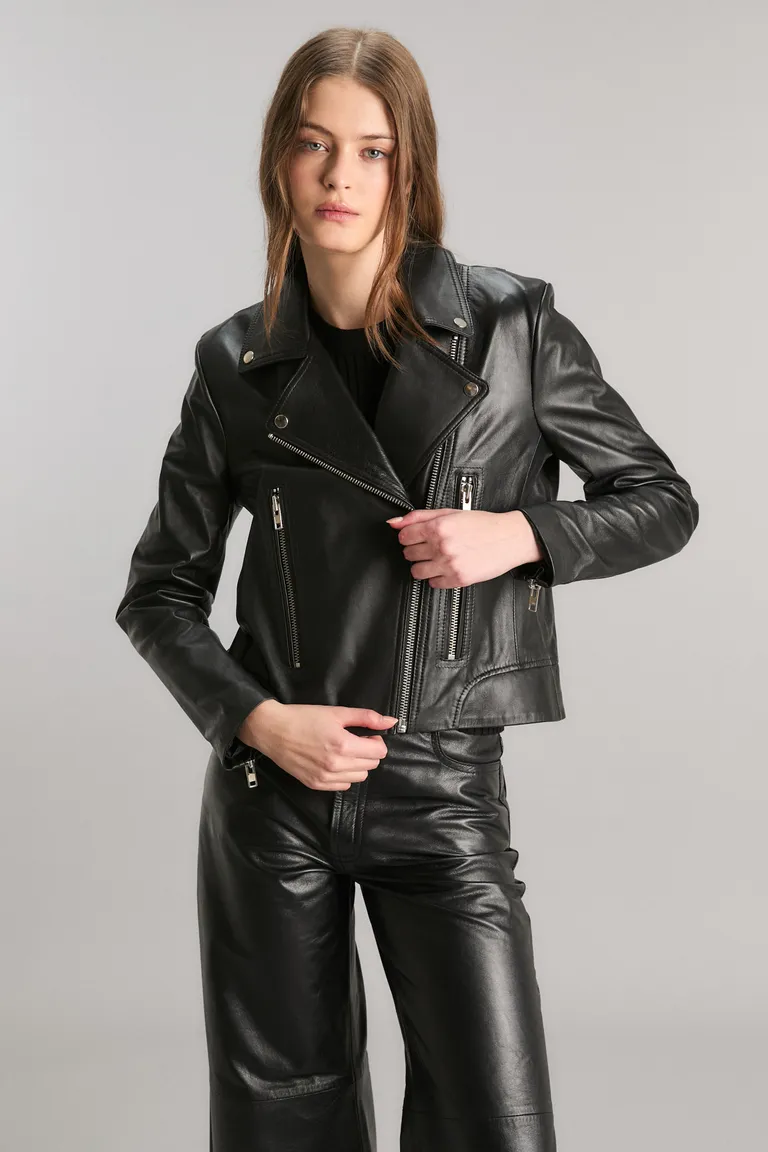 Chaqueta de cuero vacuno negra con diseño versátil y detalles elegantes de Kosiuko en Chaquetas para argentina