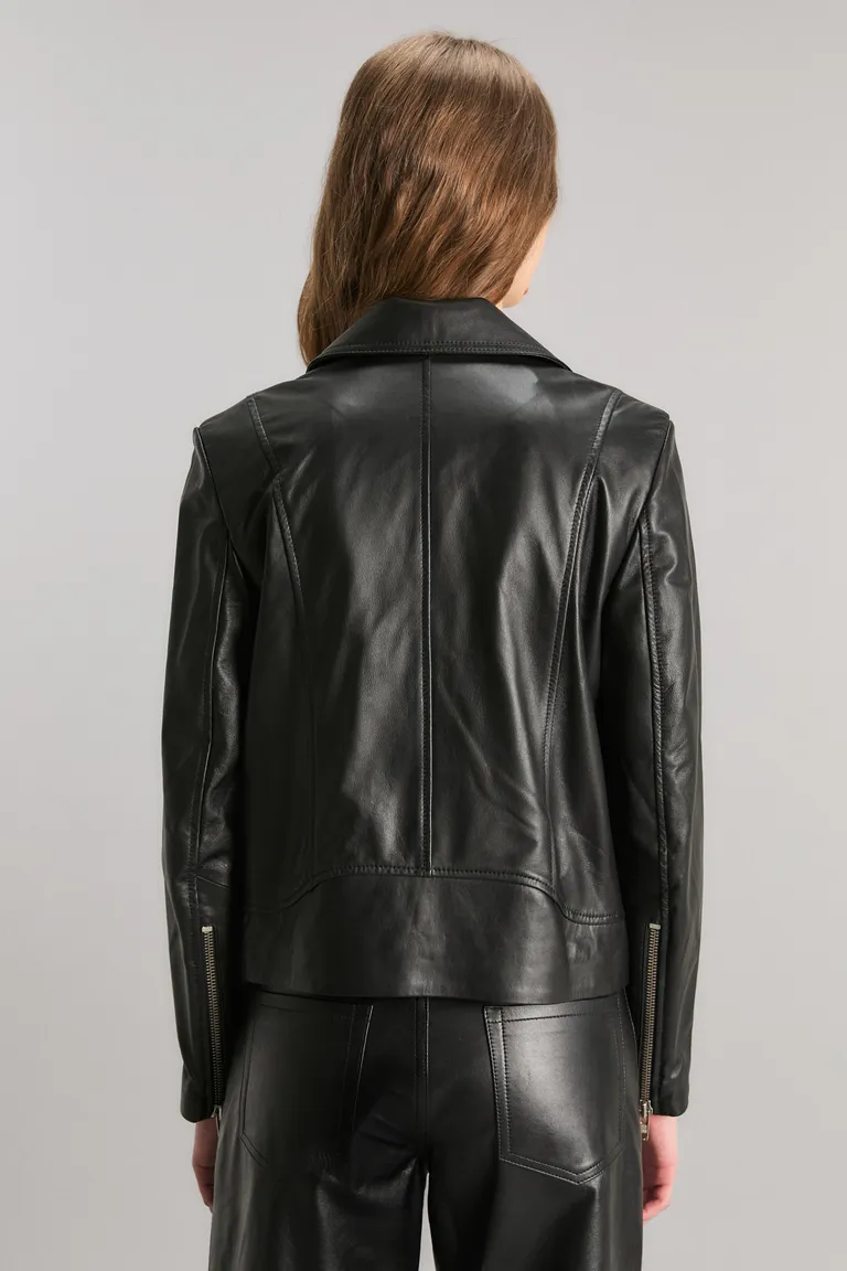 Chaqueta de cuero vacuno negra con diseño versátil y detalles elegantes de Kosiuko en Chaquetas para argentina