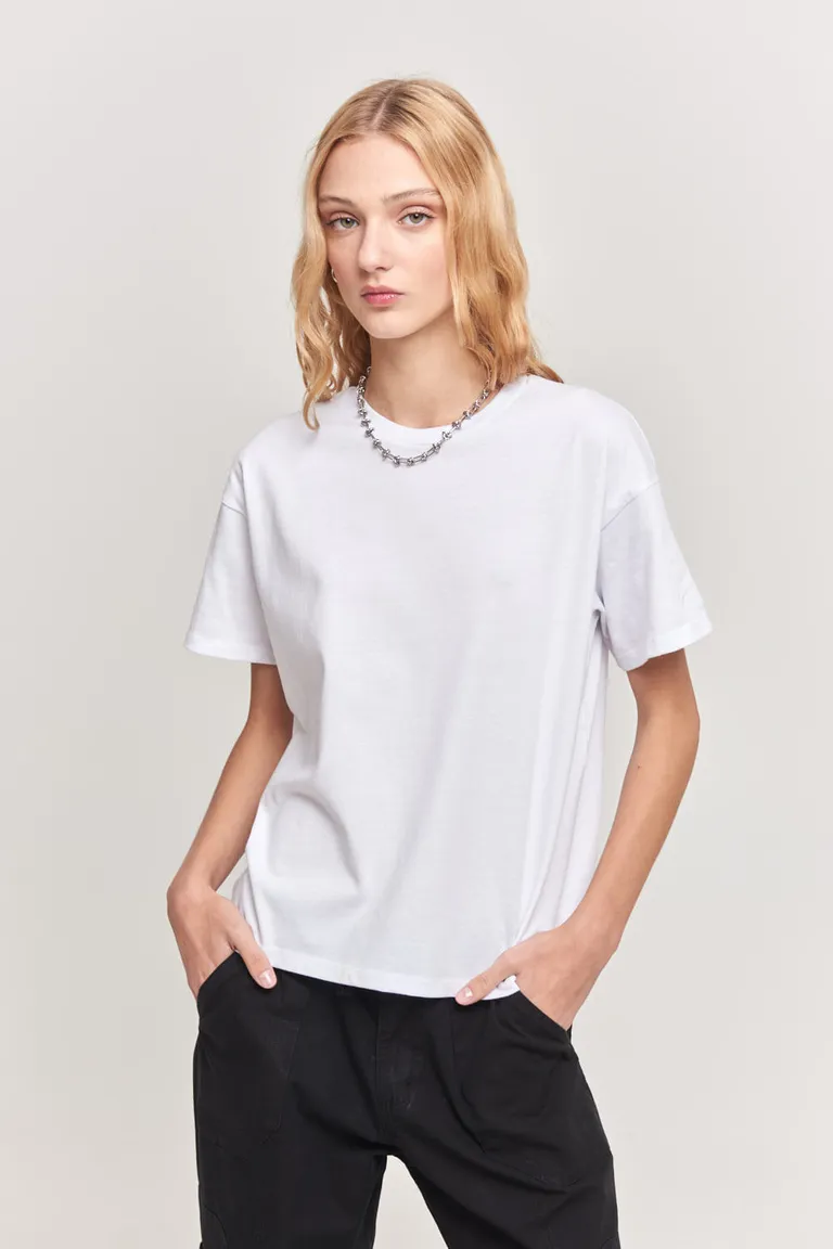 Remera de Corte Boxy en Tono Blanco - Prenda Versátil y Cómoda para Mujer de 47 Street en Remeras para argentina