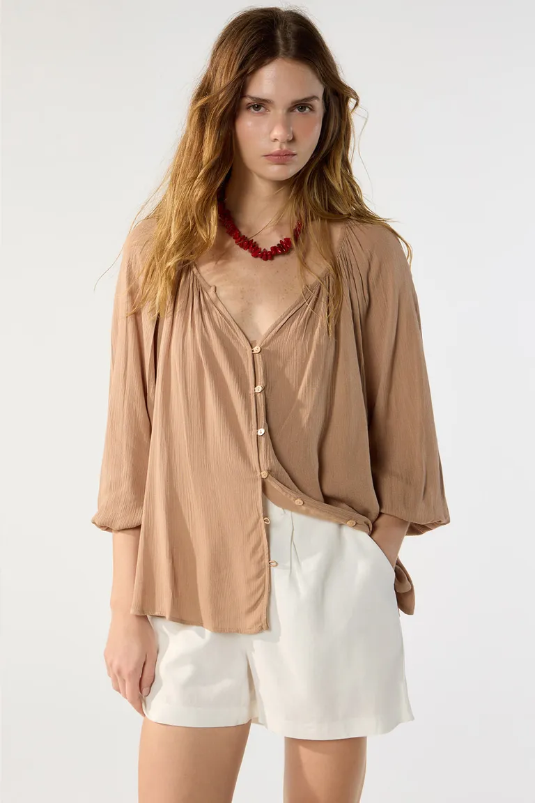 Camisa de manga larga con detalles fruncidos en escote en V de Cuesta Blanca en Camisas para argentina