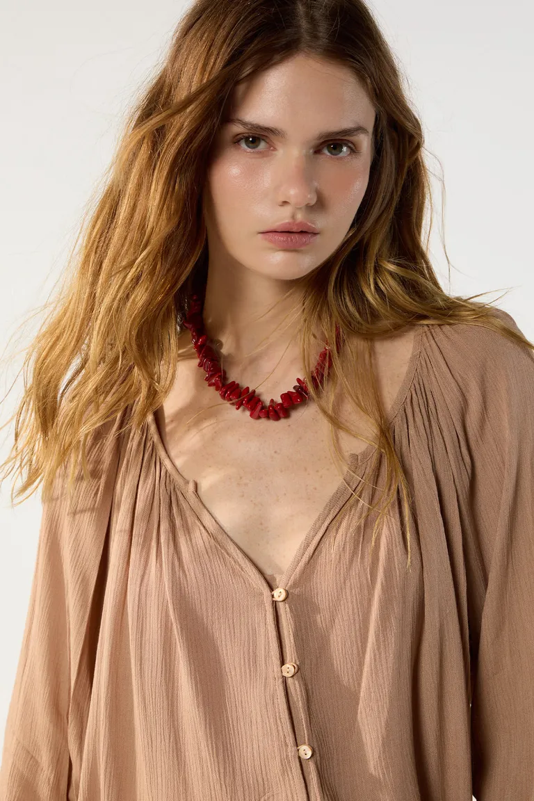 Camisa de manga larga con detalles fruncidos en escote en V de Cuesta Blanca en Camisas para argentina