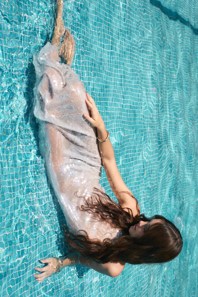 Vestido transparente de lentejuelas gris claro, diseño fluido y elegante de Audaz en Swimwear y Beachwear para argentina