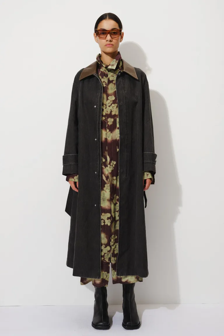 Tapado de corte recto con cuello en contraste, cierre frontal, mangas con presillas y cinturón ajustable de Mishka en Tapados para argentina