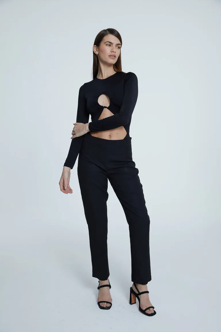 Body negro de escote cruzado para mujer - Prenda versátil y elegante de Naíma en Bodies para argentina