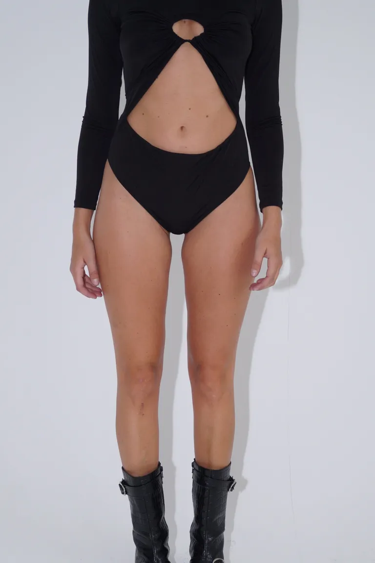 Body negro de escote cruzado para mujer - Prenda versátil y elegante de Naíma en Bodies para argentina