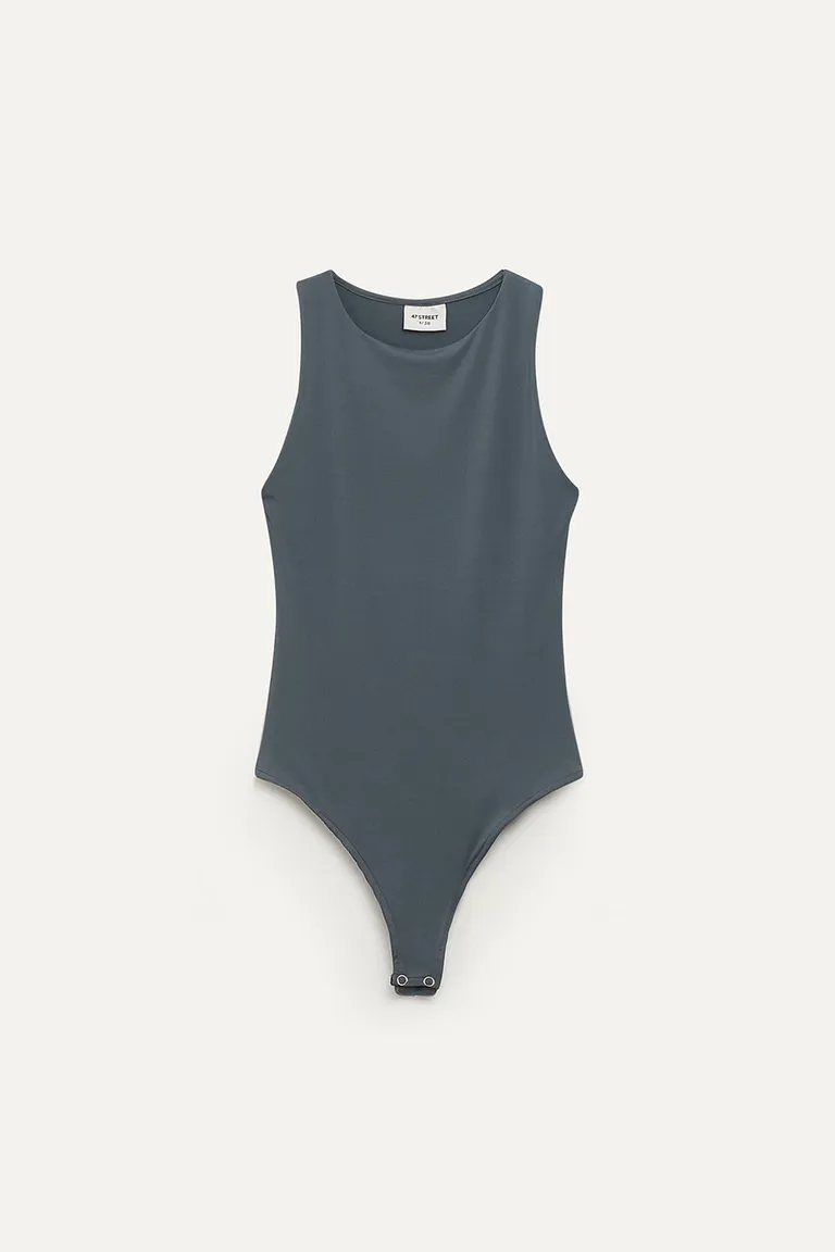 Body de microfibra sin mangas en color gris, con diseño ajustado y cerrado al cuello de 47 Street en Bodies para argentina