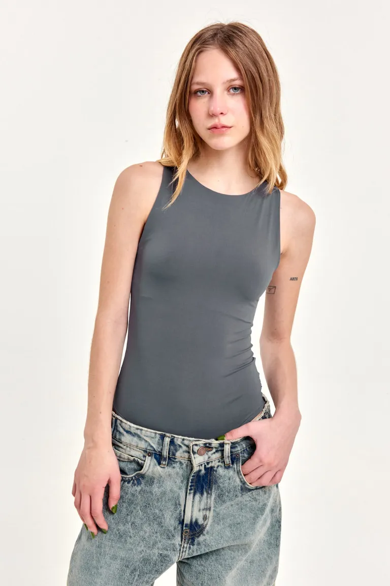 Body de microfibra sin mangas en color gris, con diseño ajustado y cerrado al cuello de 47 Street en Bodies para argentina