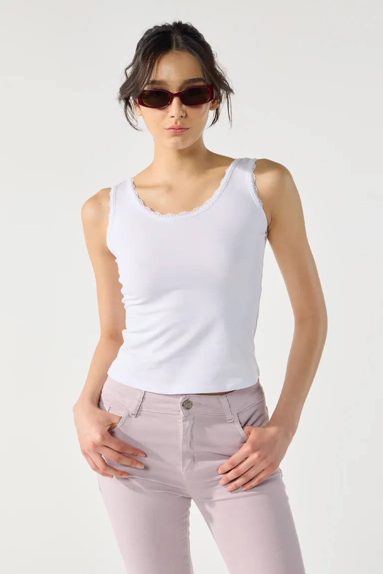 Remera blanca de escote redondo y mangas lisas de Cuesta Blanca en Remeras para argentina