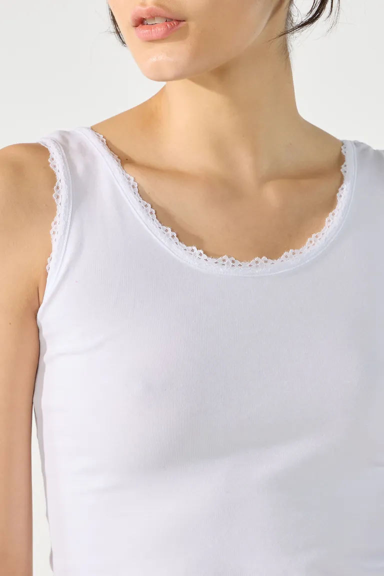 Remera blanca de escote redondo y mangas lisas de Cuesta Blanca en Remeras para argentina