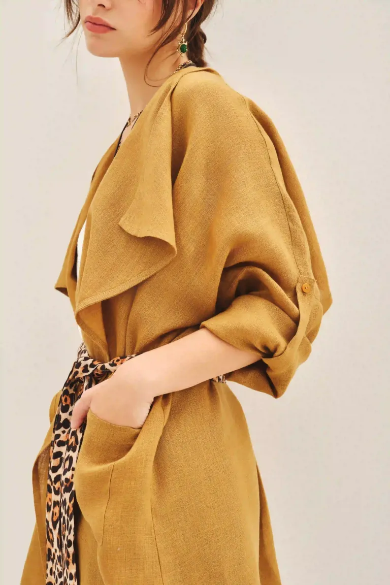 Saco de lino amarillo de corte amplio y mangas largas con diseño de lazo estampado en la espalda de Rapsodia en Chaquetas para argentina