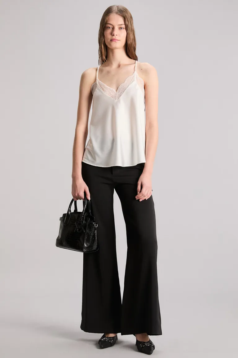 Top en satén con escote en V y breteles ajustables de Kosiuko en Tops para argentina