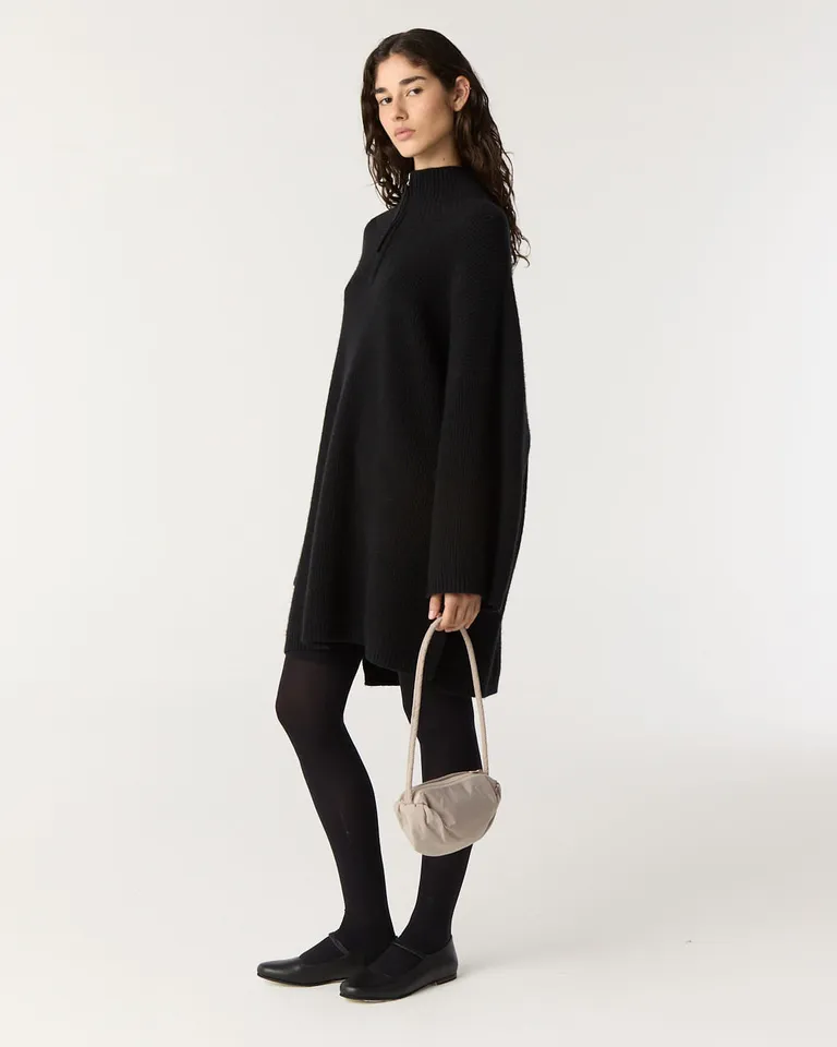 Sweater largo de corte holgado con cuello alto y cierre frontal de Furzai en Buzos y Sweaters para argentina