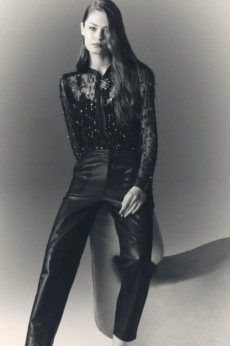 Pantalón de cuero recto, un clásico imprescindible para un estilismo con actitud de Rapsodia en Pantalones para argentina