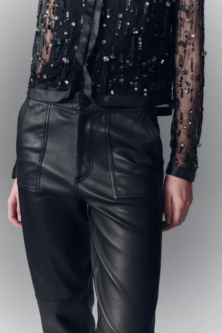 Pantalón de cuero recto, un clásico imprescindible para un estilismo con actitud de Rapsodia en Pantalones para argentina