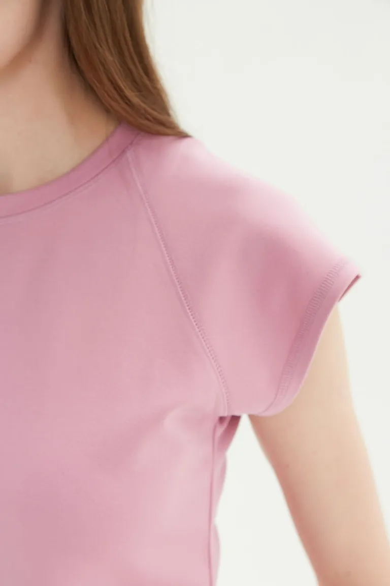 Remera básica de mujer con escote redondo y mangas cortas tipo raglán con ajuste al cuerpo de Las Pepas en Remeras para argentina