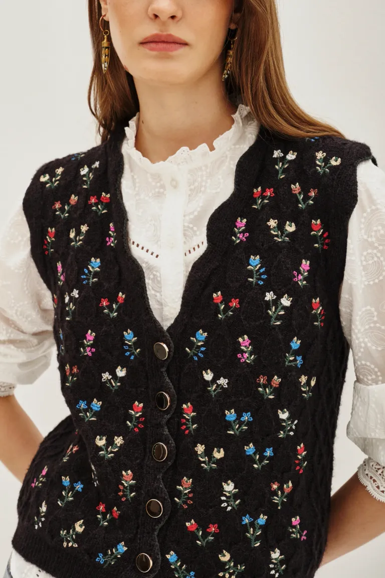 Chaleco tejido con abotonadura frontal y diseño bordado de flores de Rapsodia en Chalecos para argentina