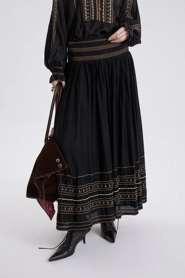 Falda midi evasé con detalles bordados en el ruedo y caída fluida de Maria Cher en Faldas para argentina
