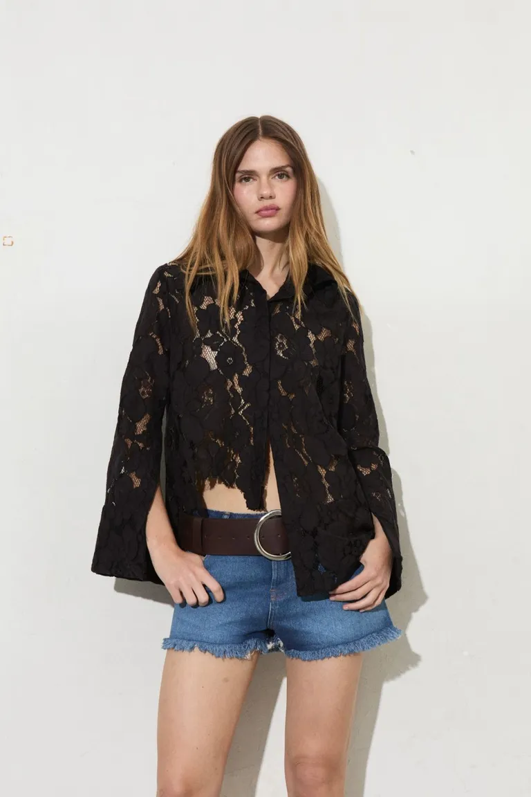 Camisa irregular de guipure de flores de corte exclusivo y diseño llamativo de Allo Martinez en Camisas para argentina