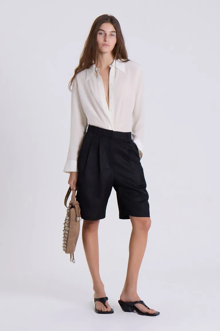 Shorts de gabardina negra con diseño brillante y corte recto de Maria Cher en Shorts para argentina