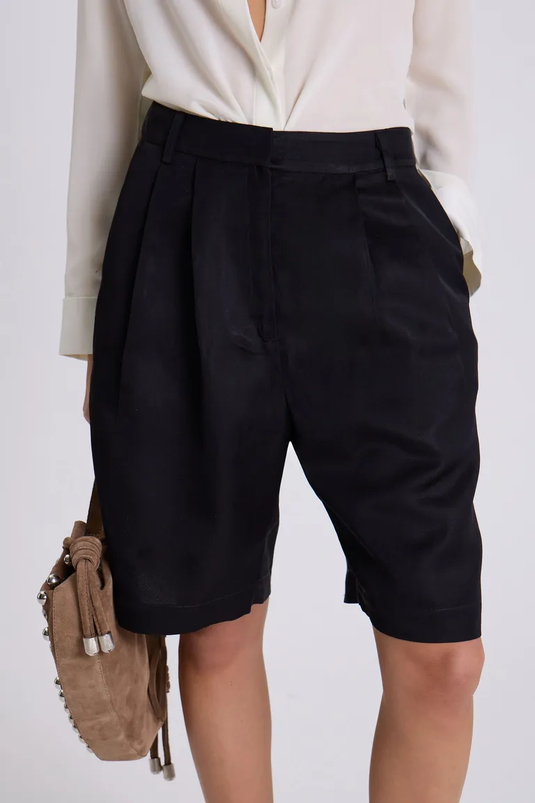 Shorts de gabardina negra con diseño brillante y corte recto de Maria Cher en Shorts para argentina