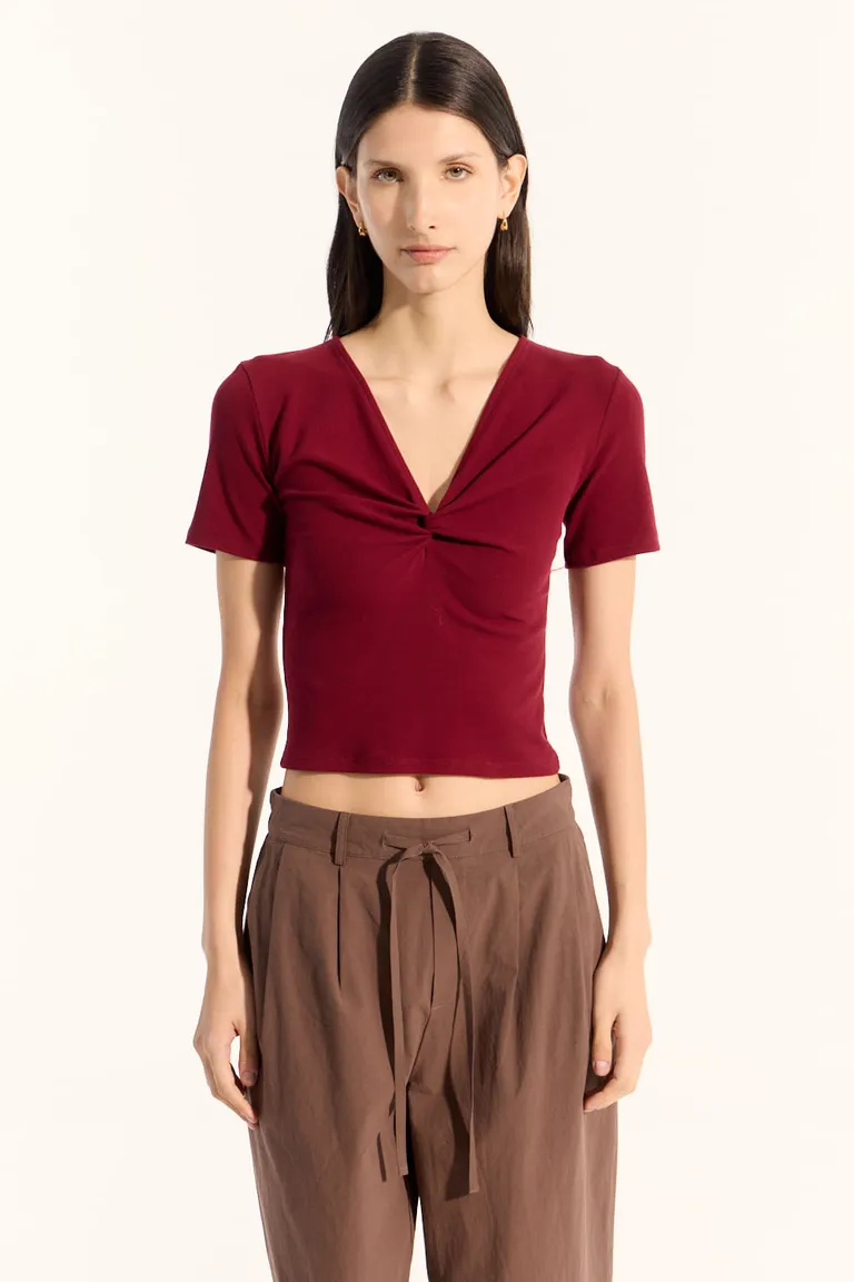 Remera de manga corta con diseño torzado en el frente para mujer de Portsaid en Remeras para argentina