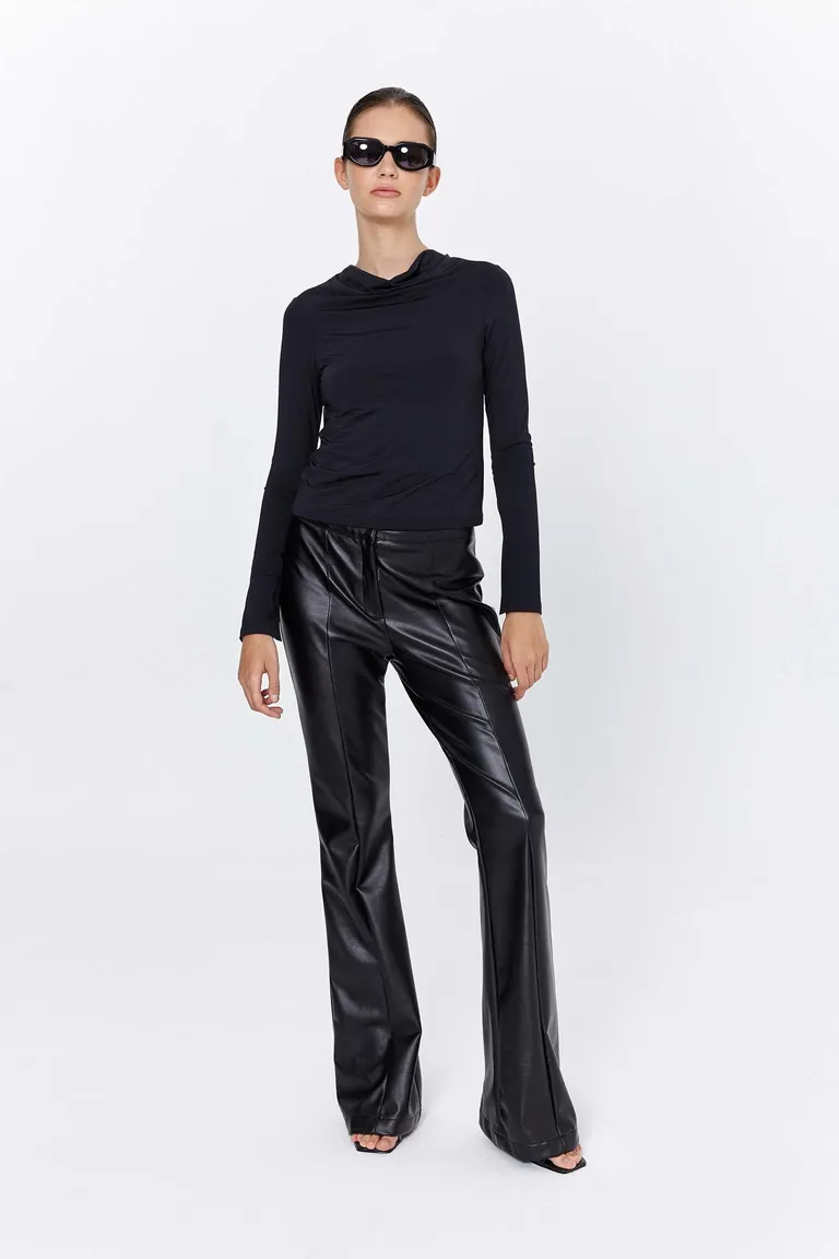 Remera negra de manga larga con escote en buche y largo modular de Naíma en Remeras para argentina