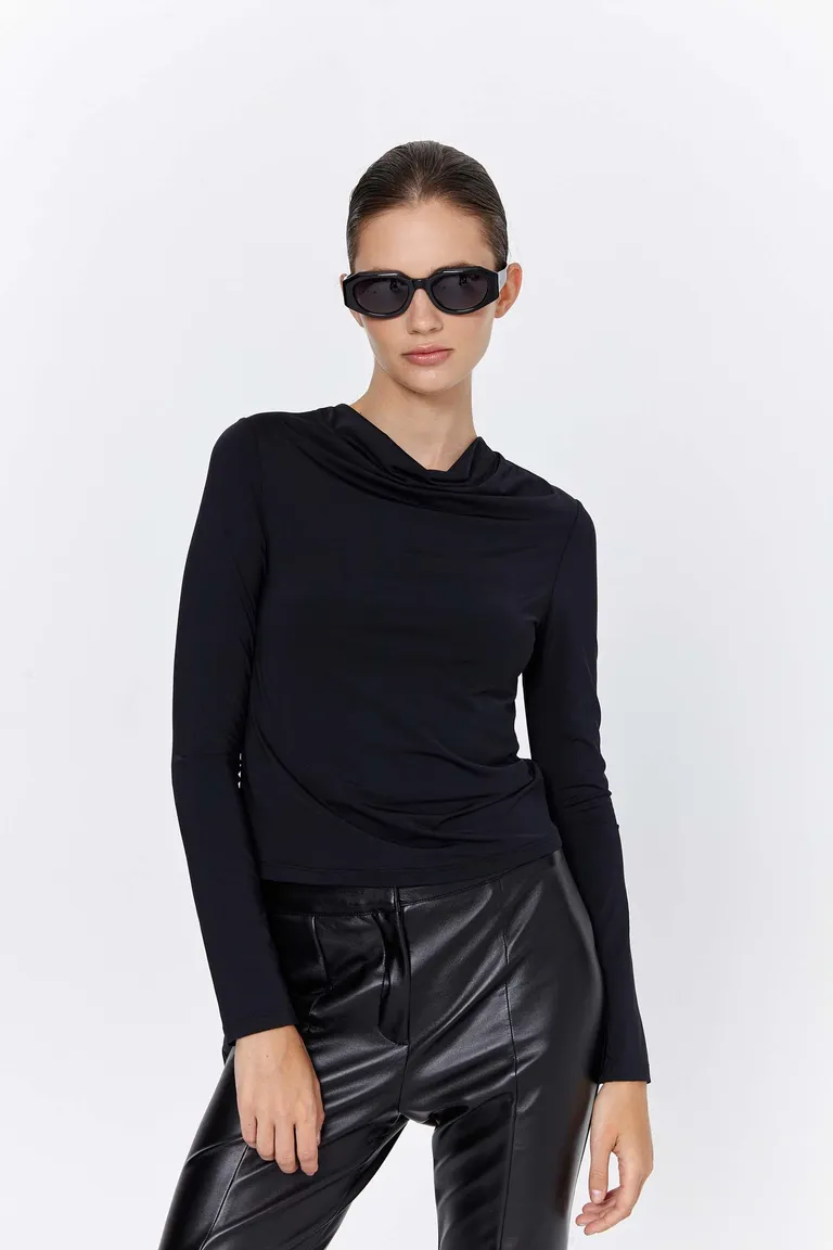 Remera negra de manga larga con escote en buche y largo modular de Naíma en Remeras para argentina