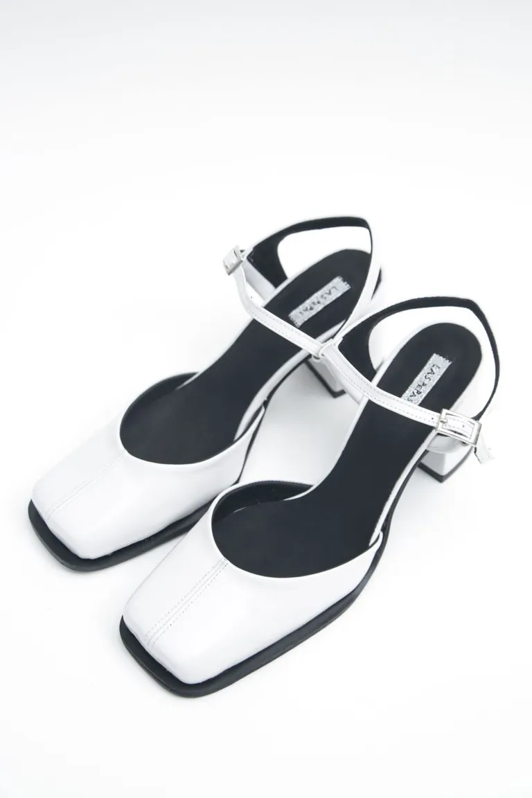 Sandalias de charol blanco con taco redondo y recorte central moderno de Las Pepas en Sandalias para argentina