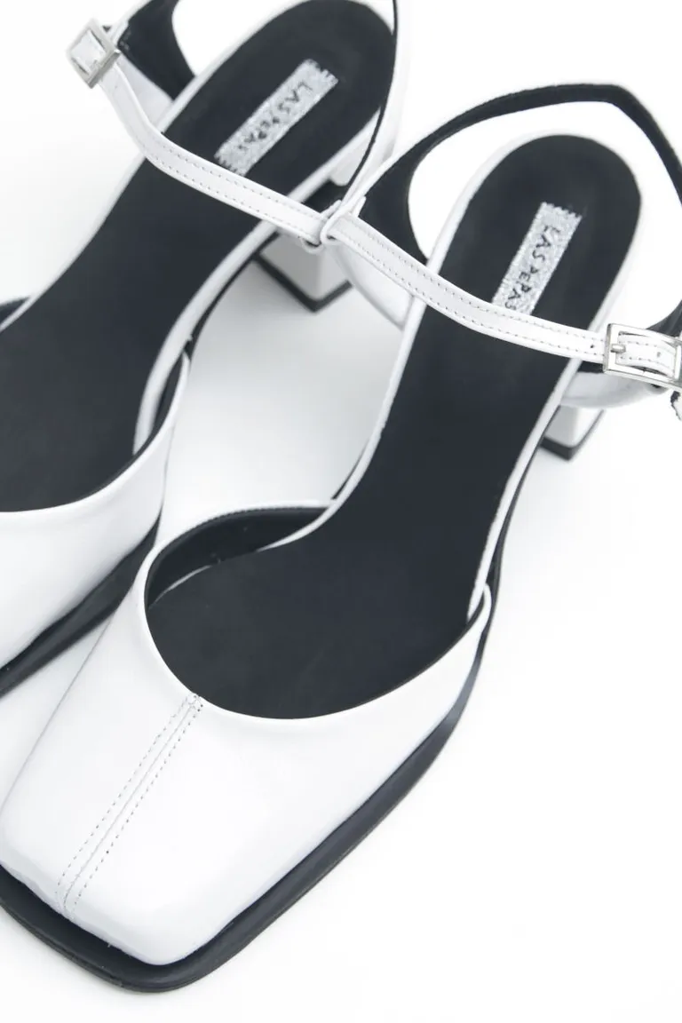 Sandalias de charol blanco con taco redondo y recorte central moderno de Las Pepas en Sandalias para argentina