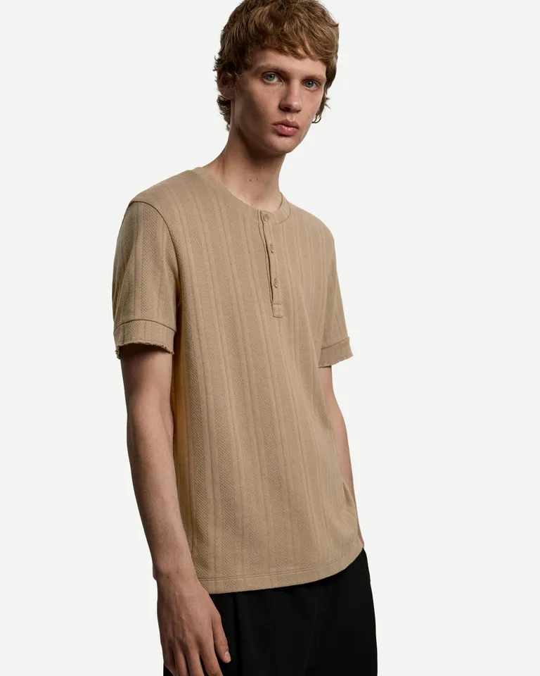 Remera botones con textura de Bershka en Remeras y Polos para argentina