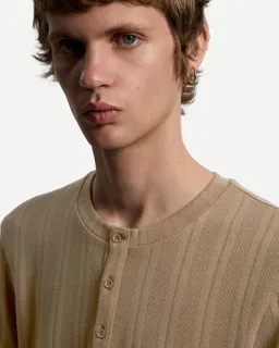 Remera botones con textura de Bershka en Remeras y Polos para argentina